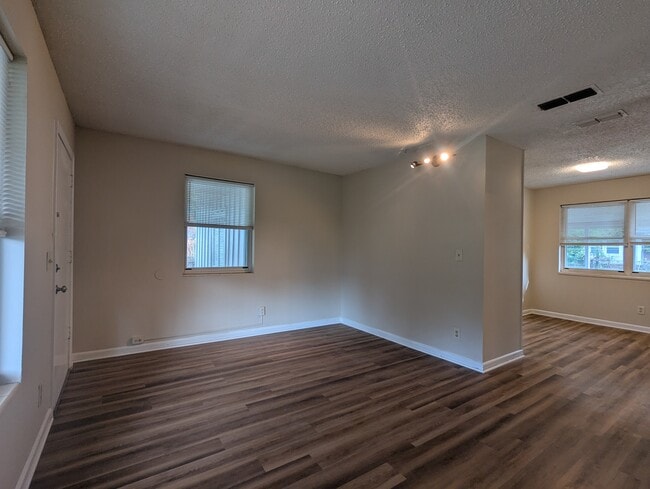 Foto del edificio - 6522 Bartholf Ave