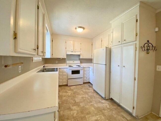 Building Photo - 705 Chevis St