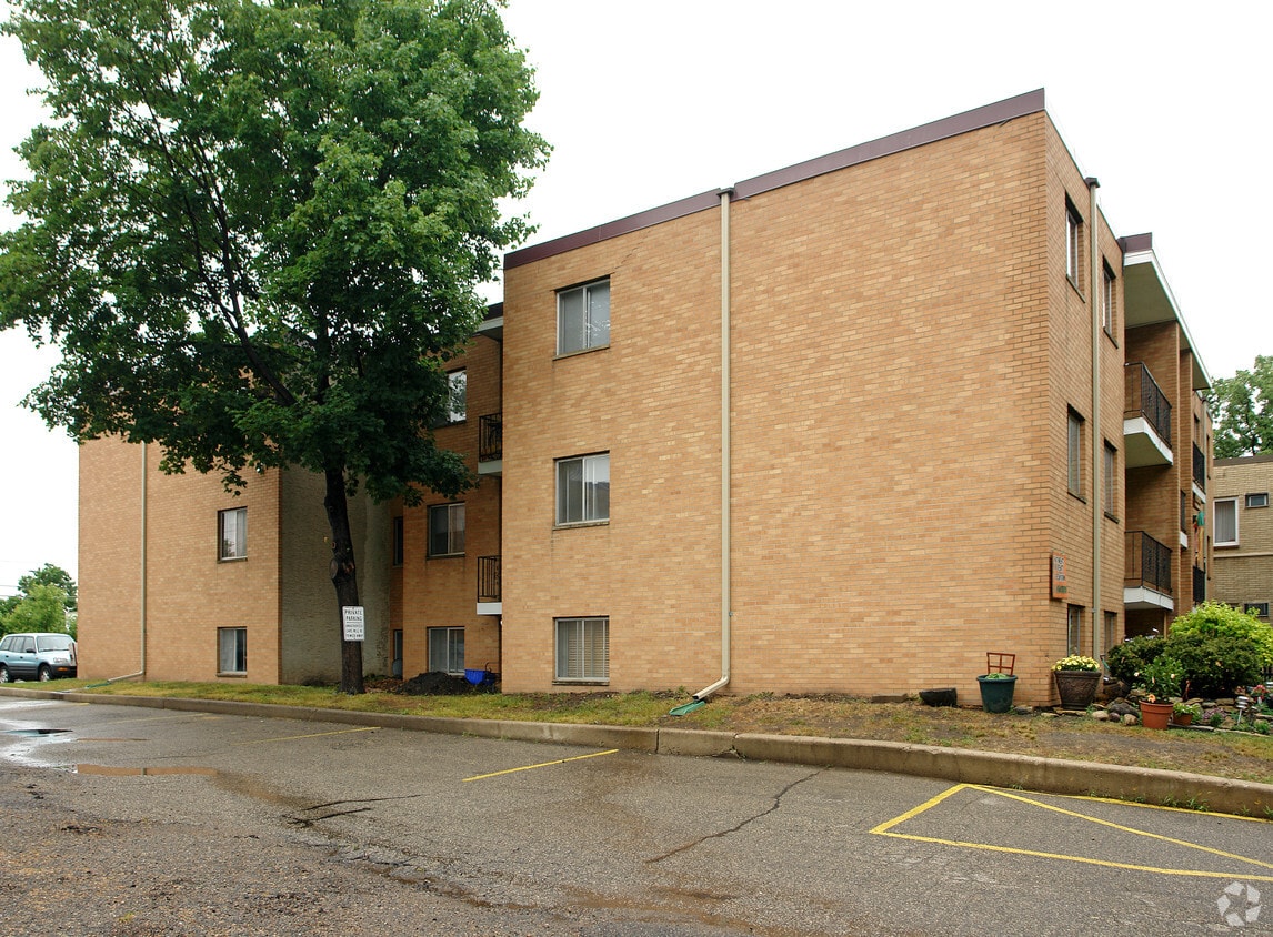 Primary Photo - 461 Lynnhurst Ave W