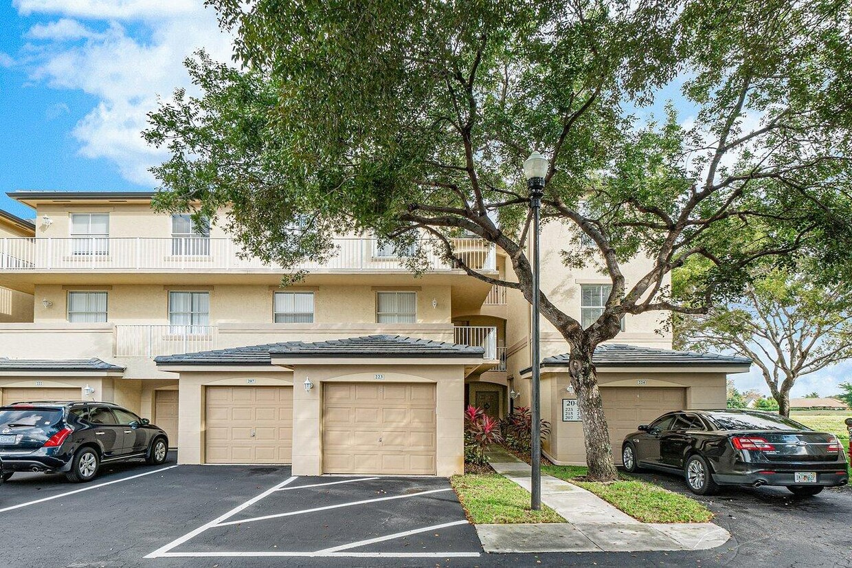 Primary Photo - 2040 Greenview Shores Blvd