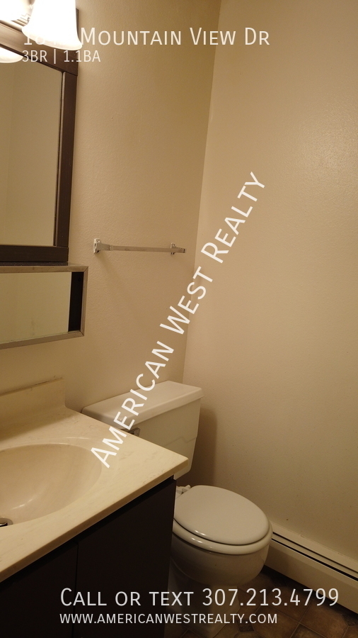 Building Photo - 3bed/1.5 bath townhome