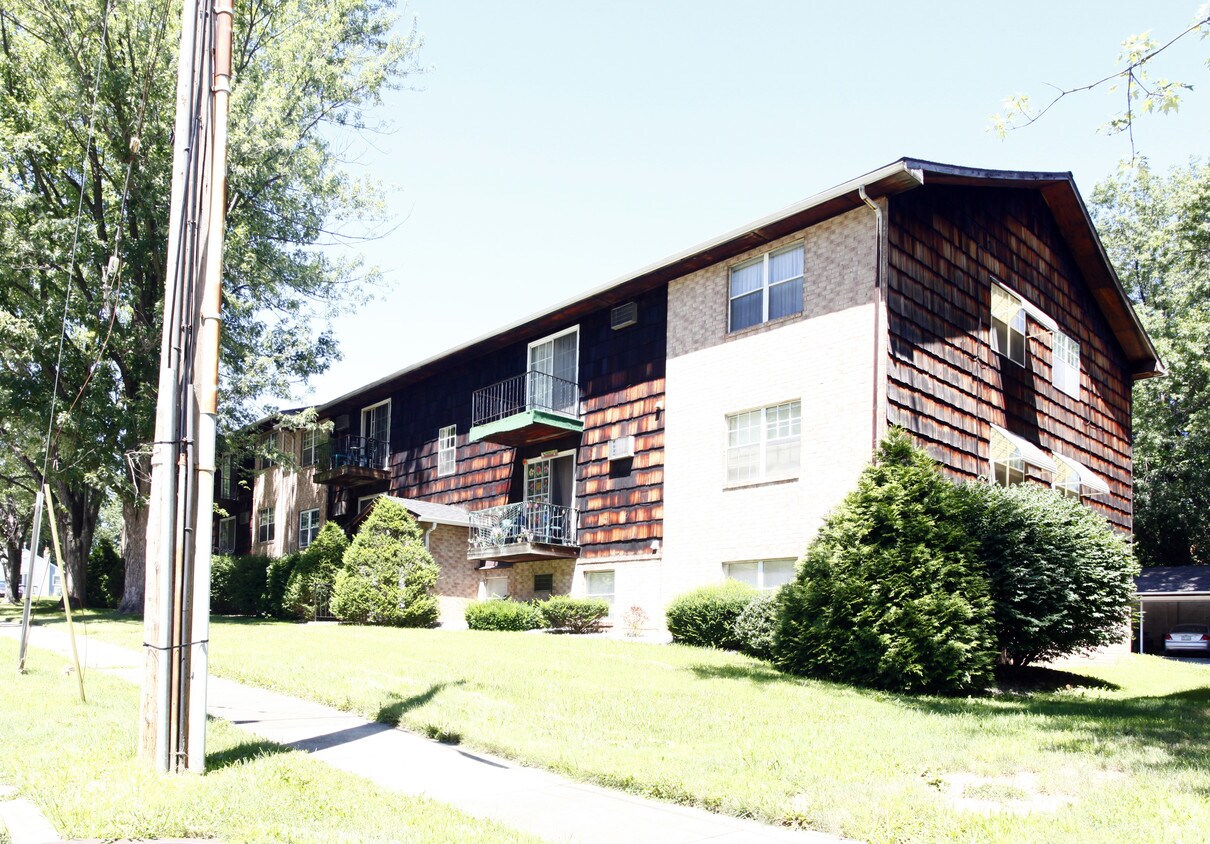 Building Photo - 2020 Monroe Apartments