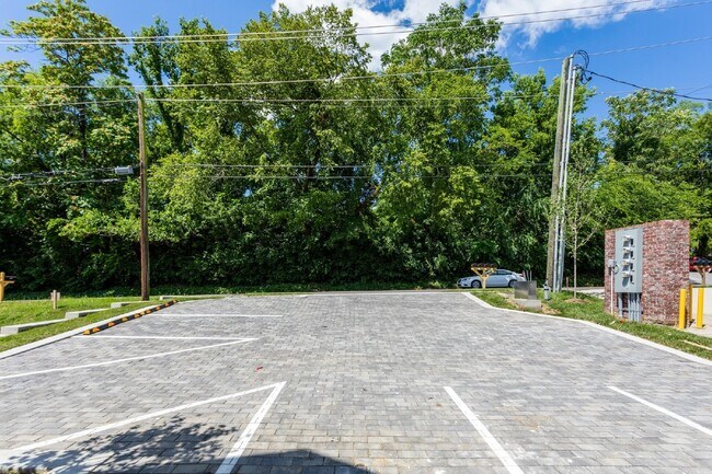 Building Photo - LIKE NEW 2BR/2.5BA townhouse in The Nation...