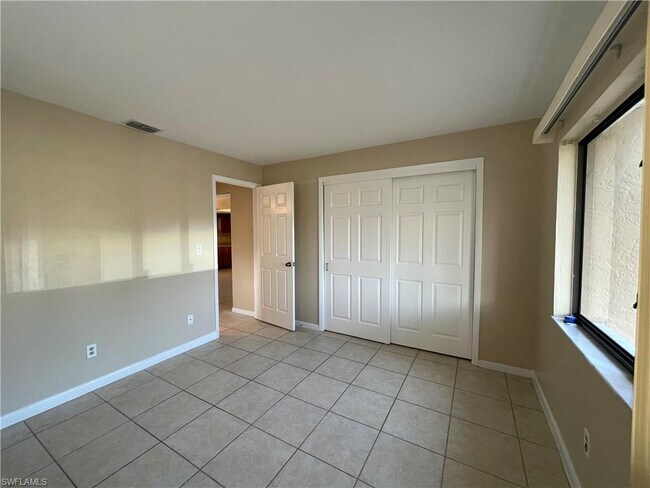 Foto del edificio - 1915/1917 CAPE CORAL PKWY W