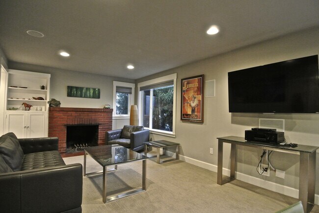Foto del edificio - Beautiful 4 bed home in desirable Eastlake! Available 9/16/2026!