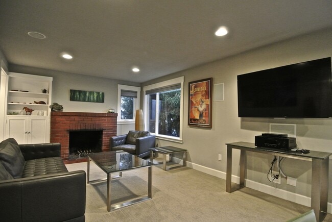 Building Photo - EXQUISITE 4 BED/3 BATH FURNISHED EASTLAKE ...
