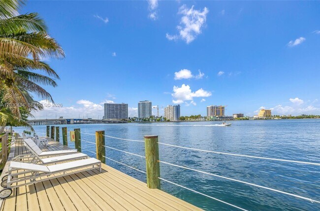 Foto del edificio - 2250 Bay Dr