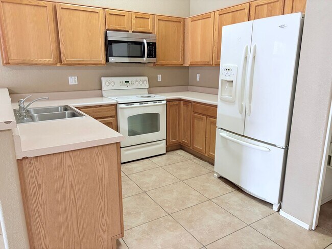 Building Photo - 3 bed/2 bath w/ large backyard in Rita Ran...