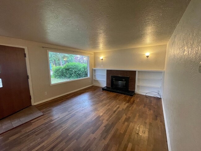 Building Photo - --APPLICATION PENDING--   Comfortable and well-located, this 3-bedroom, 1.5-bath single-family ho...