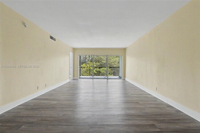 Building Photo - 3250 N Palm Aire Dr