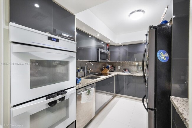 Building Photo - 1001 91st St