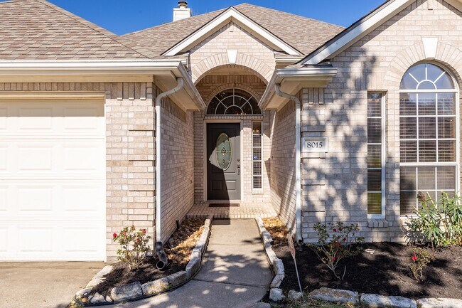 Foto del edificio - 8015 Sports Haven Dr