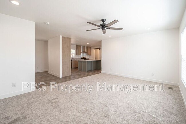 Foto del edificio - 8559 E Coralbell Ave