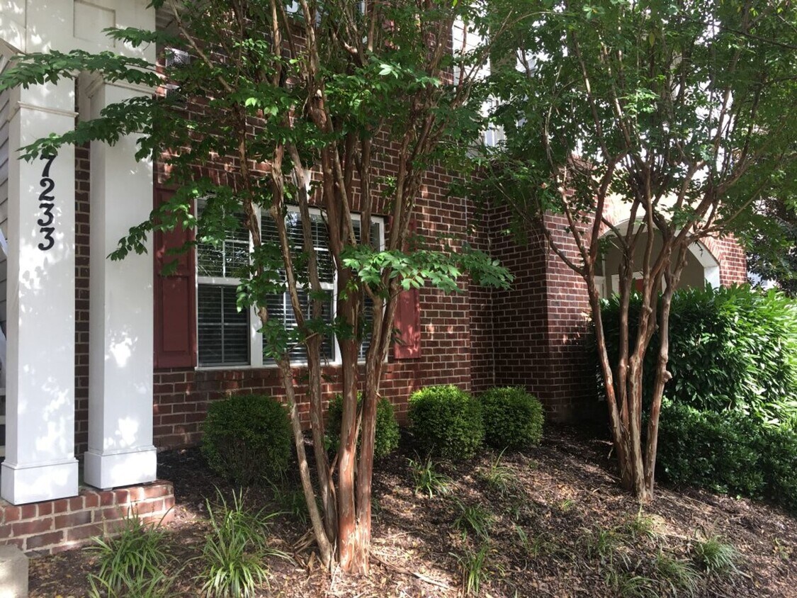 Foto principal - First Floor Lenox Village Condo
