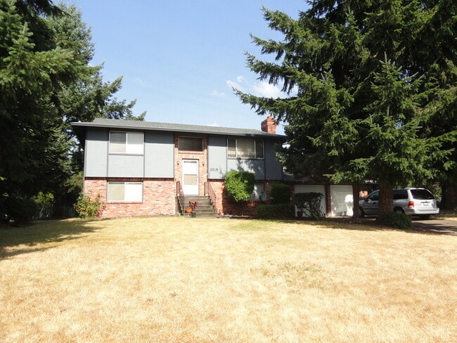 Foto del edificio - Spacious 3 Bedroom 1 3/4 Bath split level ...