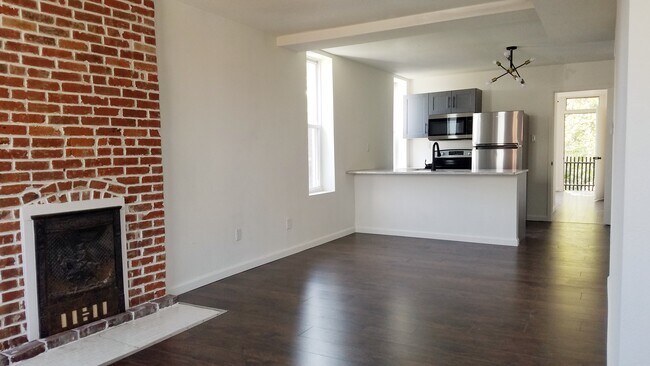 Gran salón con vistas a la cocina y al dormitorio. - 4410 Swan Ave