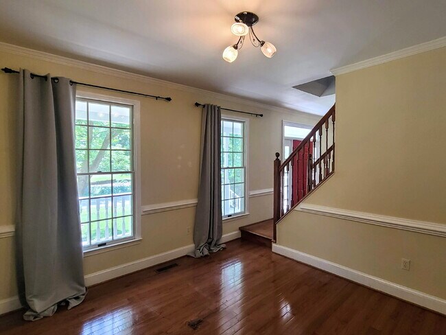 Building Photo - 4 BR, 2.5 BA Colonial with Attached Garage