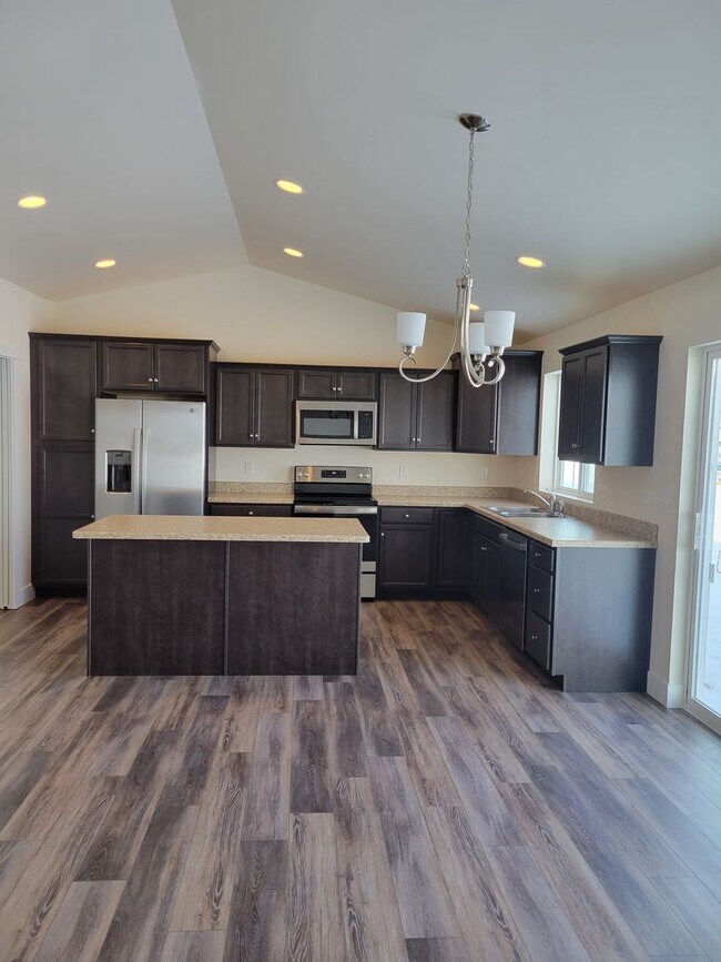 Building Photo - 4-bedroom 2 bath home in Belgrade with dou...