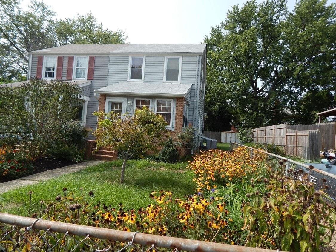 NICELY UPDATED DUPLEX NEAR METRO - NICELY UPDATED DUPLEX NEAR METRO