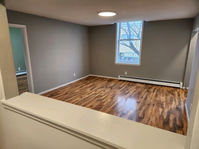 Building Photo - 905 Main St