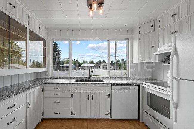 Building Photo - Beautiful 3-Bedroom Home - EV Charger - Pet Friendly