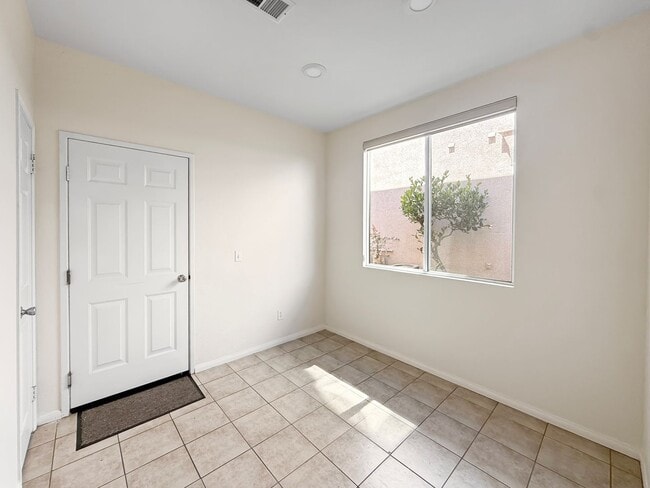 Building Photo - Beautiful 3-Bedroom Home with Backyard Ret...