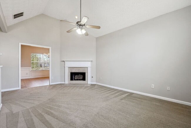 Building Photo - Captivating 5BR, 3BA Gem!