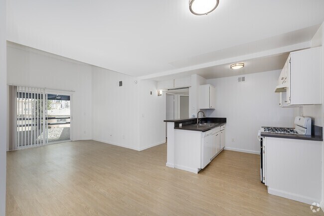 2 habitaciones, 2 baños - 890 pies cuadrados - Sala de estar - 515 S Harvard Blvd