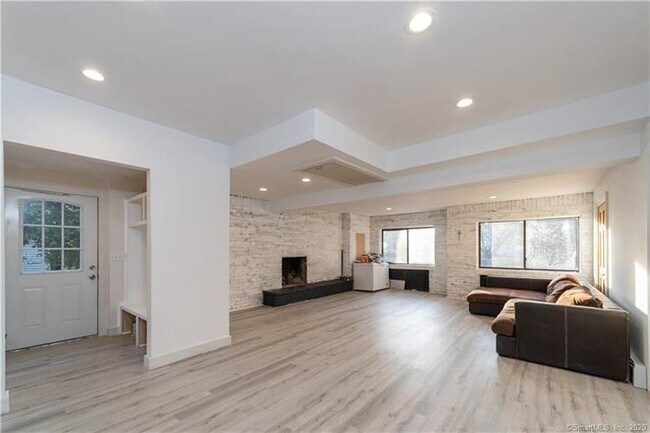 Building Photo - 80 Soundview Dr