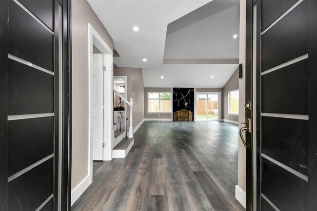 Building Photo - 3227 Westwick Dr