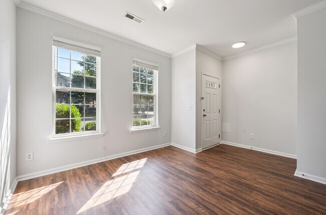 Foto del edificio - Spacious Townhome with Finished Basement -...
