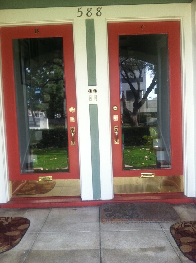 Left-hand Upper Unit - 588 S Mentor Ave