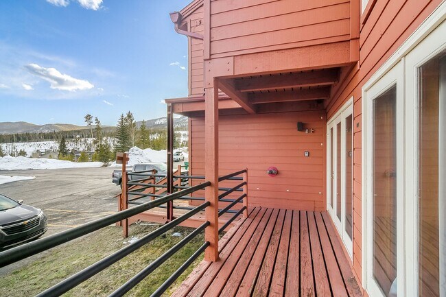 Building Photo - Wilderness One Bedroom Available 7/7!  Close to hiking trails and great amenities.  Amazing SUN!