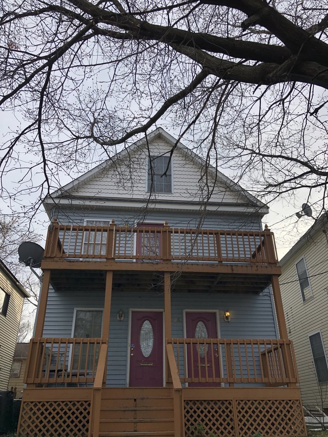 Building Photo - 106 Parade St