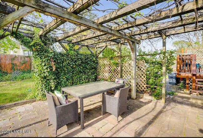 Building Photo - 1 Clarence Ave