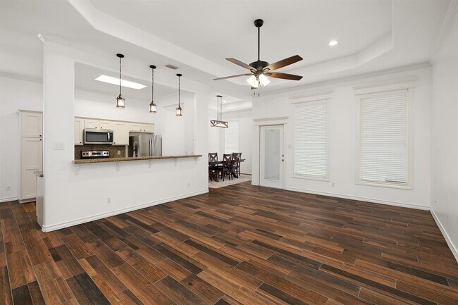 Building Photo - 617 S Excalibur St