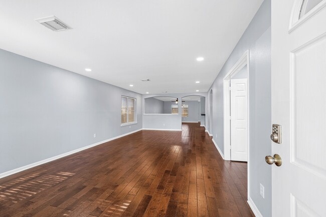 Building Photo - 5811 Vineyard Hill Dr