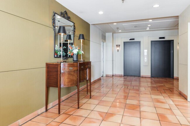 Building Photo - Market Court - 1 bedroom