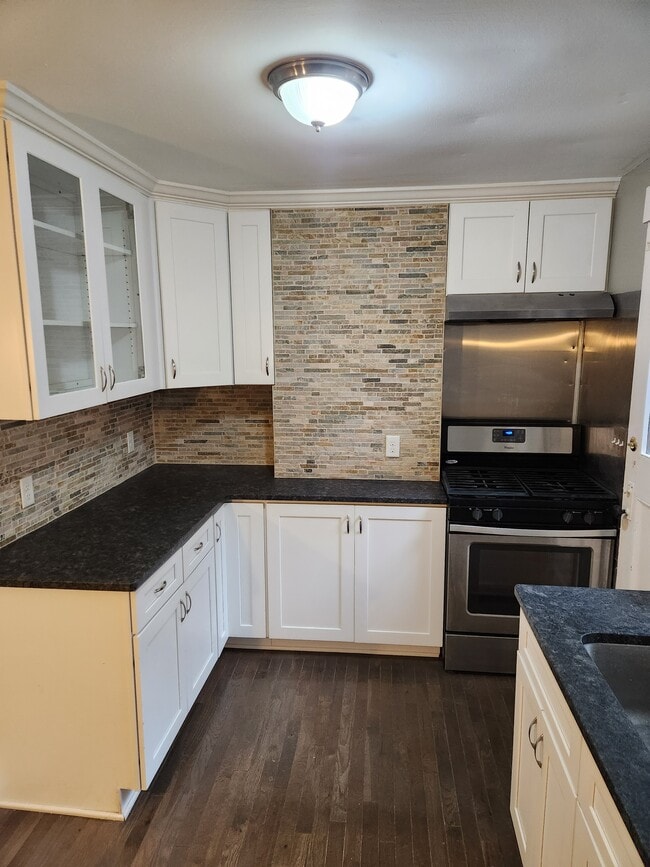 Building Photo - Fully Renovated Park and Beverly Apartments!