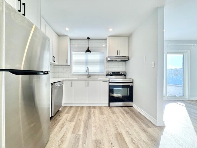 Building Photo - 24 Wellington St