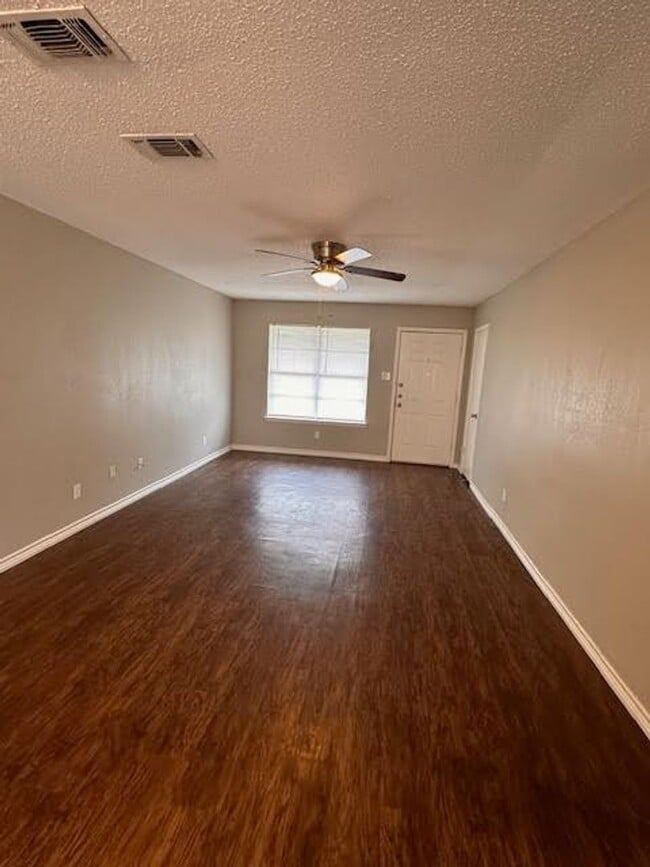 Building Photo - 111 Lindenwood Ln W