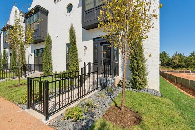 Building Photo - Townhome 3 bed 2.5 bath "The Milky Maison" in the Heart of Selah