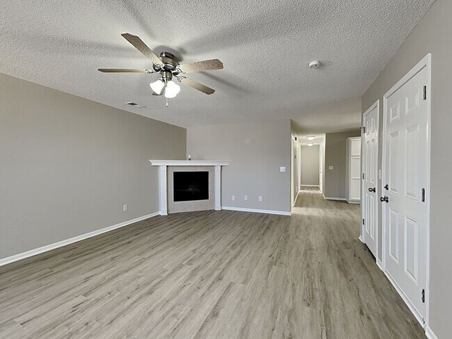 Foto del edificio - 405 NW Woodbury Dr