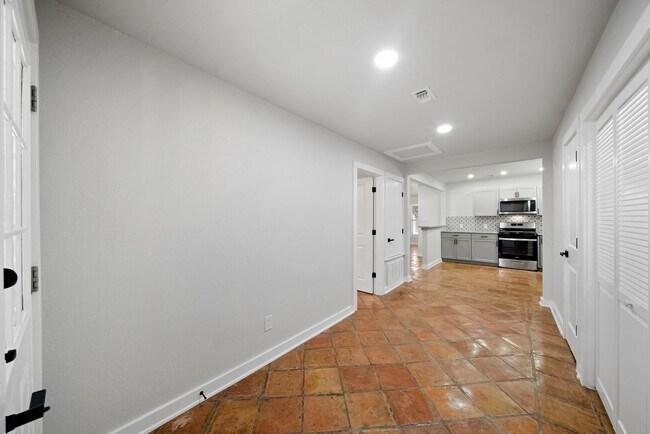 Foto del edificio - Charming Home Awaits: Spacious & Modern Living in a Prime Location