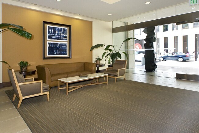 Foto del edificio - 1BR/1BA 837sqft! Condo! Parking! Laundry! ...