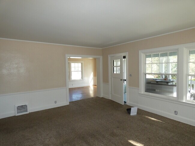 Building Photo - Great Location-Parkville- 816 East St