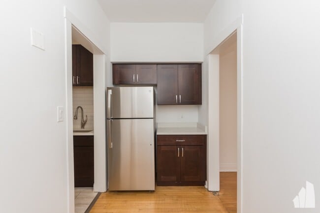 Building Photo - 1212 W Lunt Ave