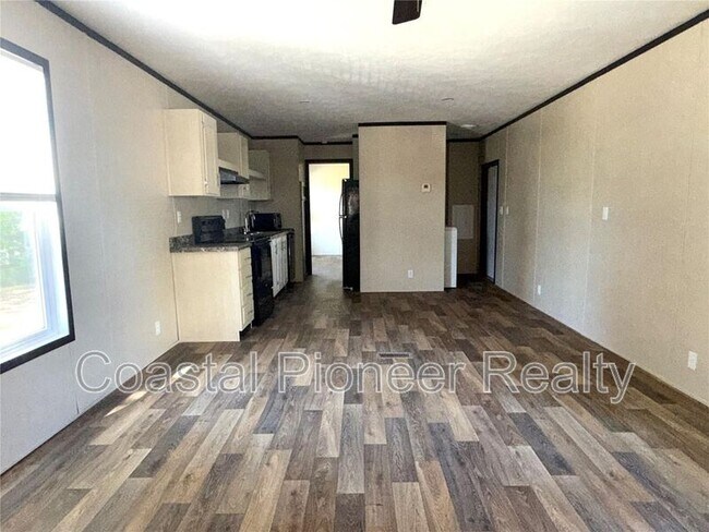 Building Photo - 806 N Swindell Ave