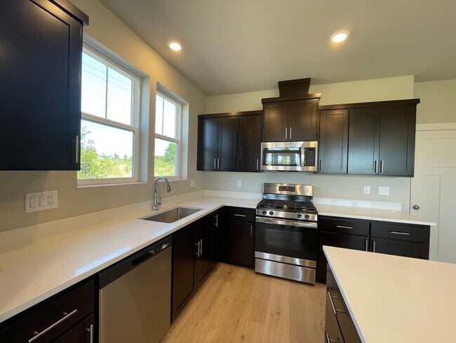 Building Photo - Brand New- Hillsboro 3 Bed 2.5 Bath - Reed...