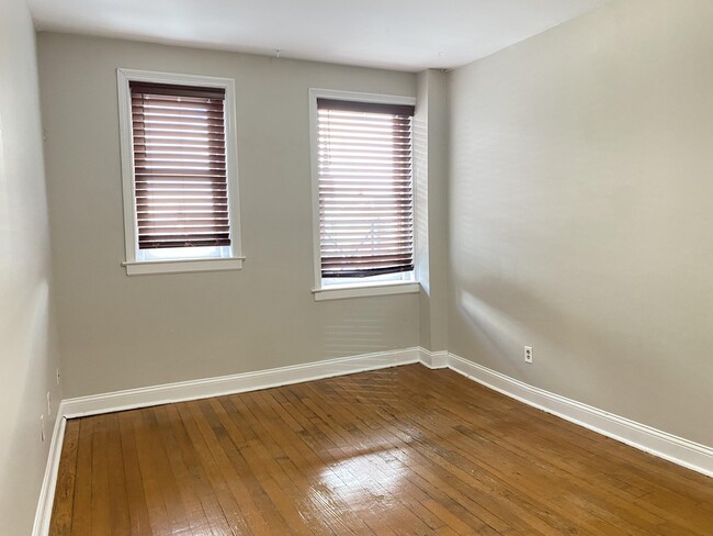 Building Photo - 153 N Limestone Unit 7